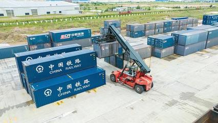 西部陆海新通道班列运输货物量增长超10%，工程机械租赁市场迎新机遇